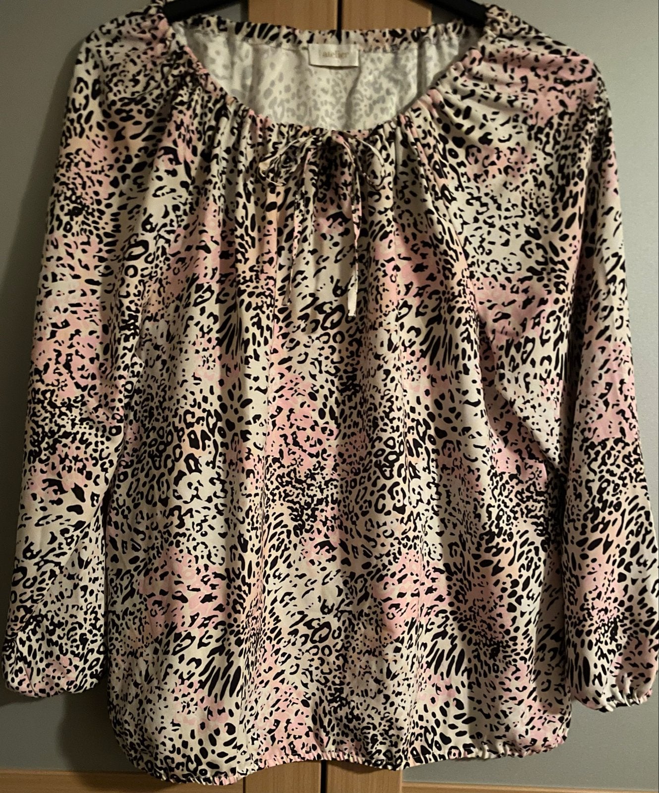 Atelier shirtje maat 42 met panterprint, Kleding | Dames, Verzenden, Maat 42/44 (L), Zo goed als nieuw, Lange mouw