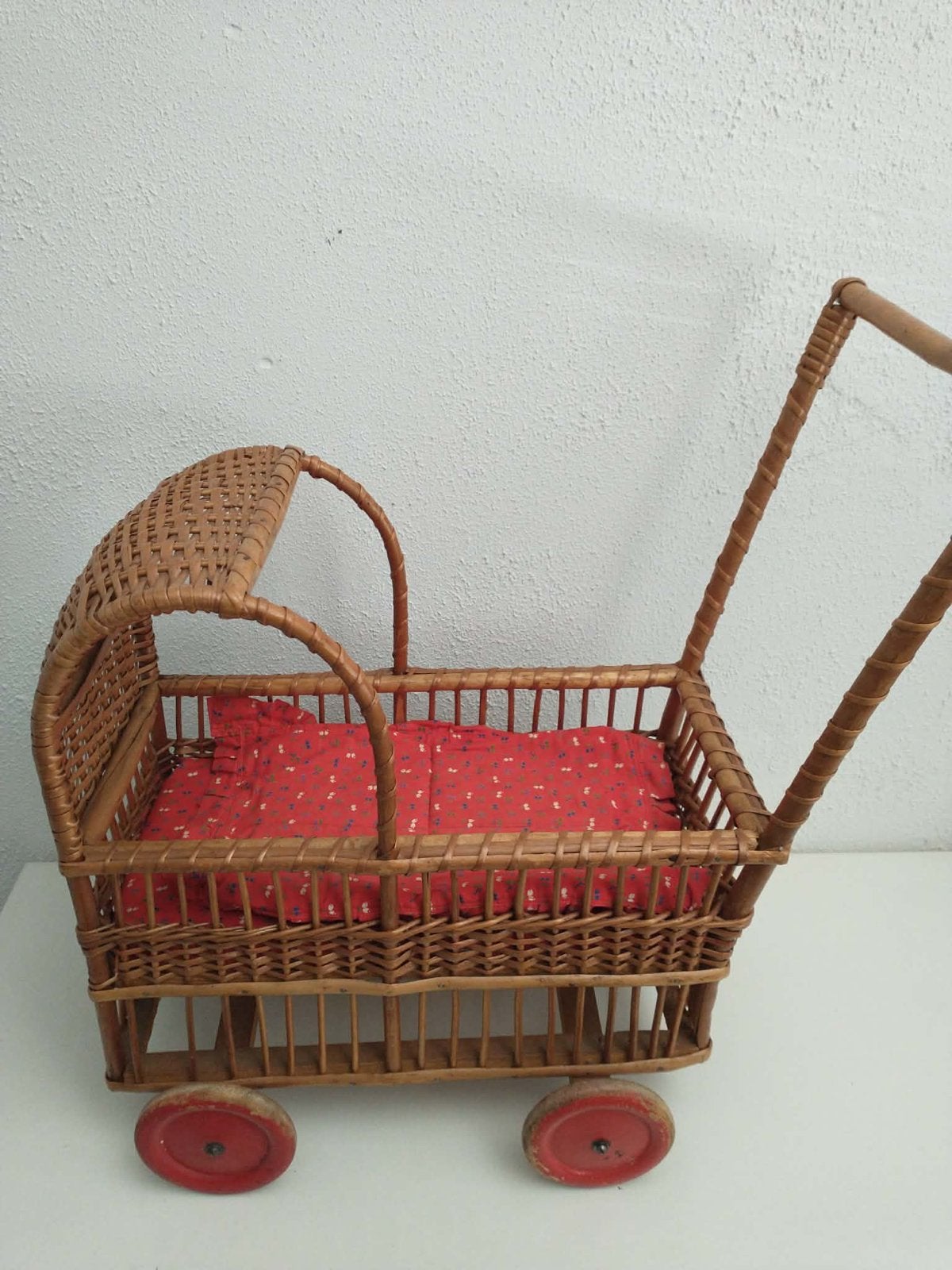 Vintage Rotan Poppenwagentje met Rode Wieltjes, Ophalen of Verzenden, Gebruikt, Overige typen