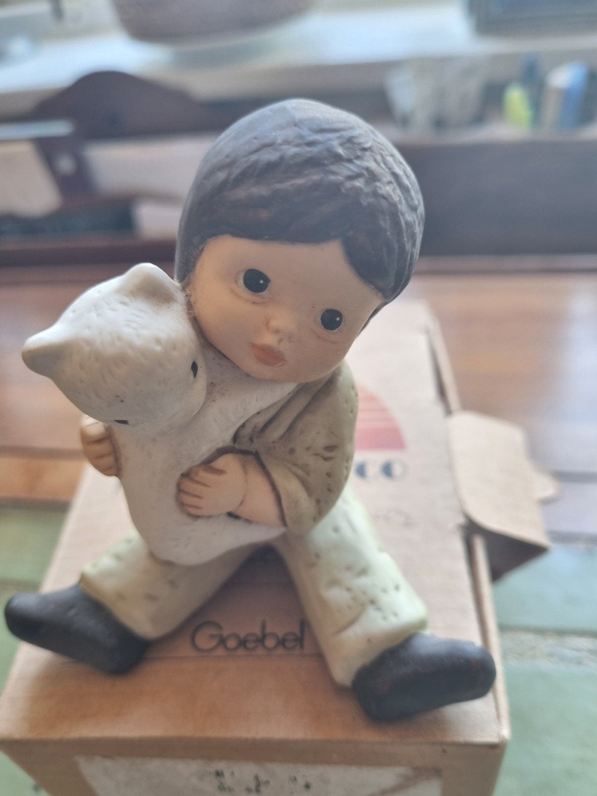 Goebel beeldje jongen met kat, Ophalen of Verzenden, Zo goed als nieuw, Mens