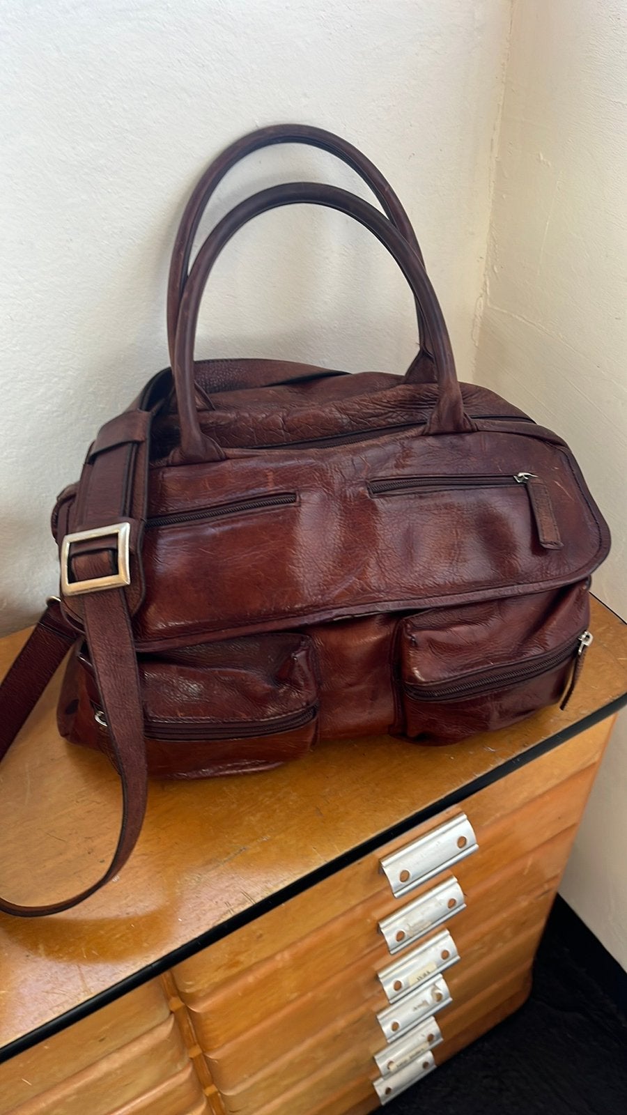 Originele leren saccoo tas met veel vakken, Sieraden, Tassen en Uiterlijk, Tassen | Damestassen, Ophalen of Verzenden, Gebruikt