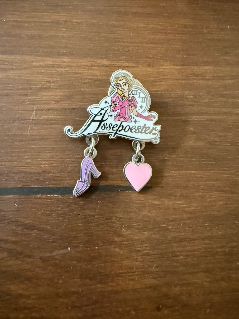 Efteling pin - Assepoester Luxe met bedeltjes, Ophalen of Verzenden, Nieuw, Button of Speldje