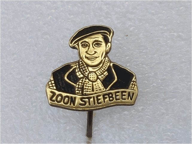 SP2038 Speldje Zoon stiefbeen zwart, Verzamelen, Ophalen of Verzenden, Gebruikt, Overige onderwerpen