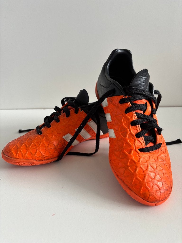 stoere Adidas zaal schoenen maat 33 kleur: Oranje, Adidas, Gebruikt, Schoenen, Ophalen of Verzenden