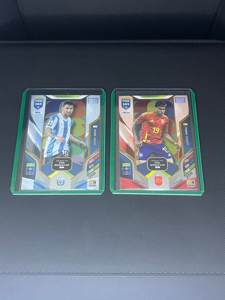 Panini FIFA 365 Road to World Cup 2026 Messi & Yamal, Ophalen of Verzenden, Overige figuren, Zo goed als nieuw, Boek of Spel