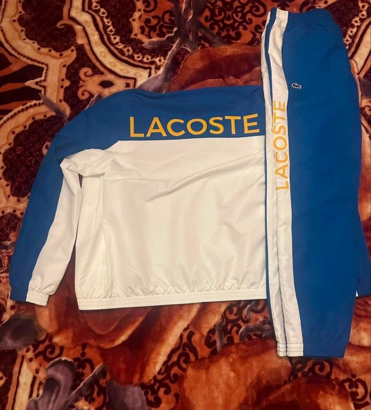 Lacoste Sport Trainingspak - Blauw/Wit/Geel, Nieuw, Ophalen of Verzenden, Algemeen, Maat 48/50 (M)