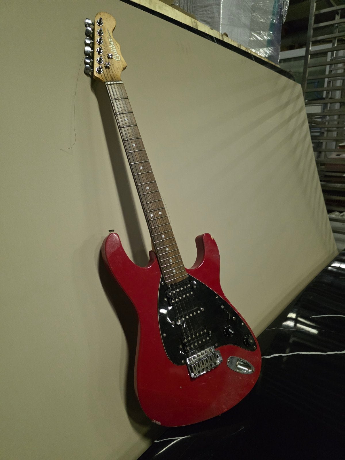 Rode elektrische gitaar - Caliber, Muziek en Instrumenten, Ophalen, Gebruikt, Solid body, Overige merken