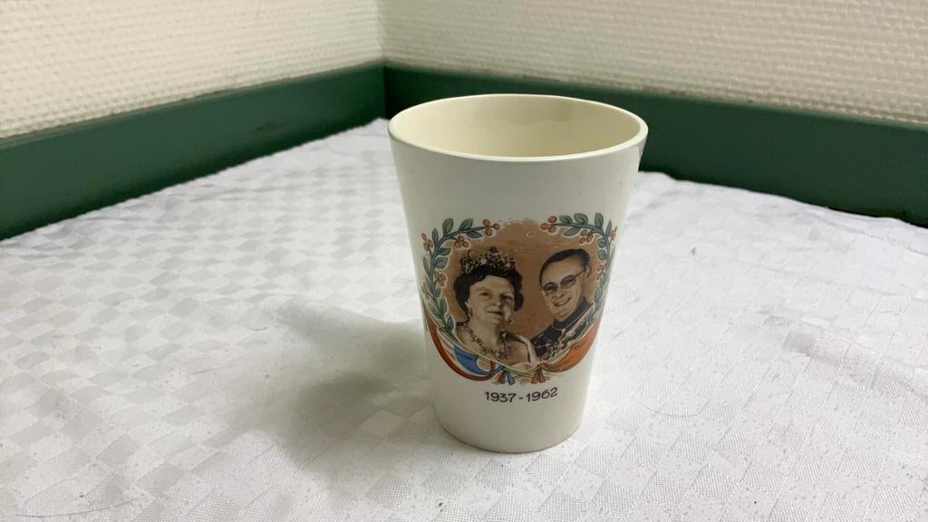 Beker 25 jarig huwelijk juliana en bernhard, Verzamelen, Ophalen of Verzenden, Zo goed als nieuw, Servies