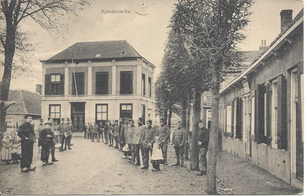 Koudekerke (Zld.) Dorpsgezicht, Militairen, Uniform, gelopen, Ophalen of Verzenden, Voor 1920, Gelopen, Zeeland