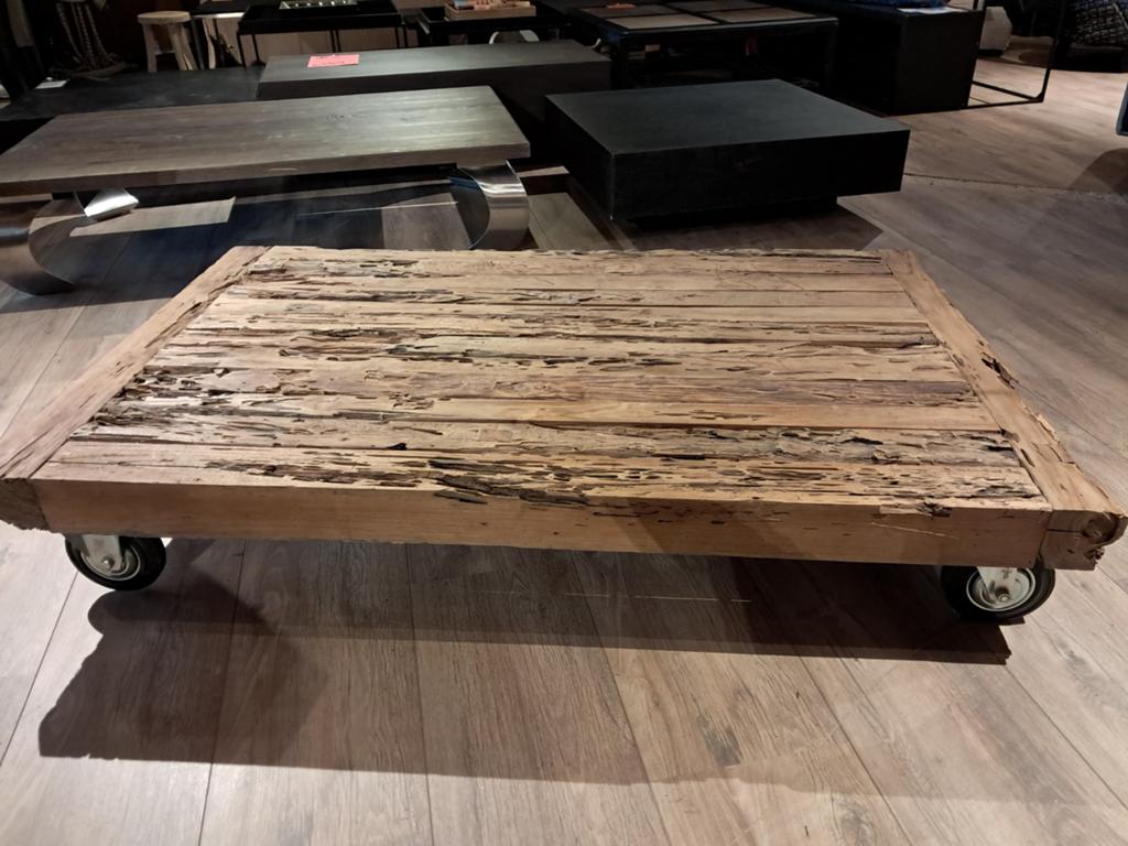 Houten salon tafel  op wielen VOOR €325, Ophalen