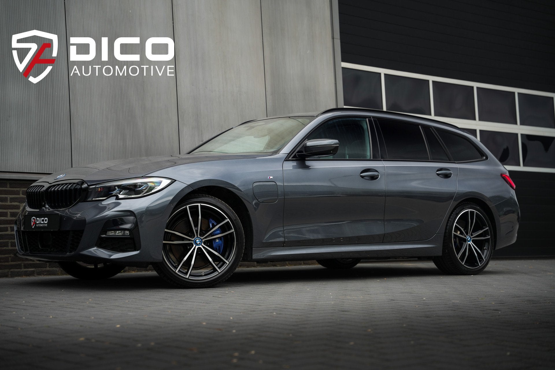 BMW 3 Serie Touring 330e 292 pk xDrive High Executive M-Spor, Auto's, Gebruikt, Zwart, 4 cilinders, 1865 kg