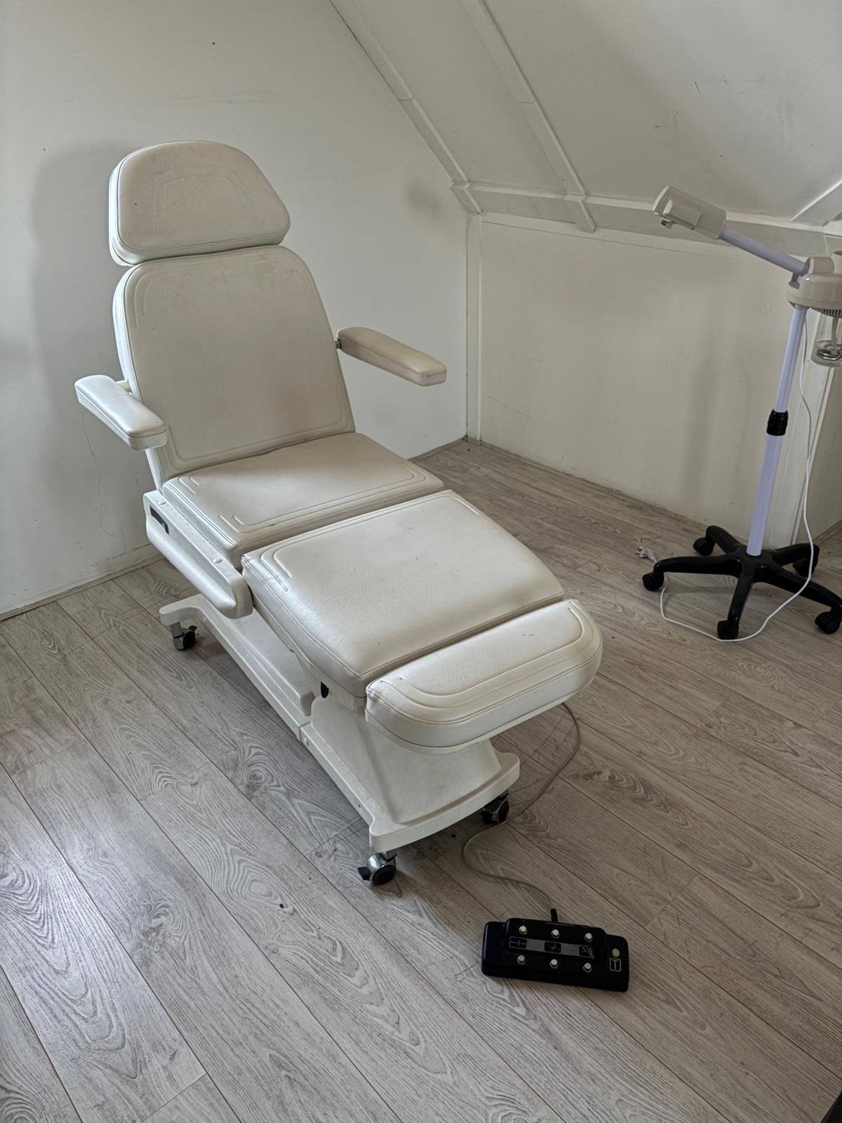 Bahandelstoel/pedicurestoel elektrisch met 3 motoren, Ophalen, Zo goed als nieuw, Massagetafel