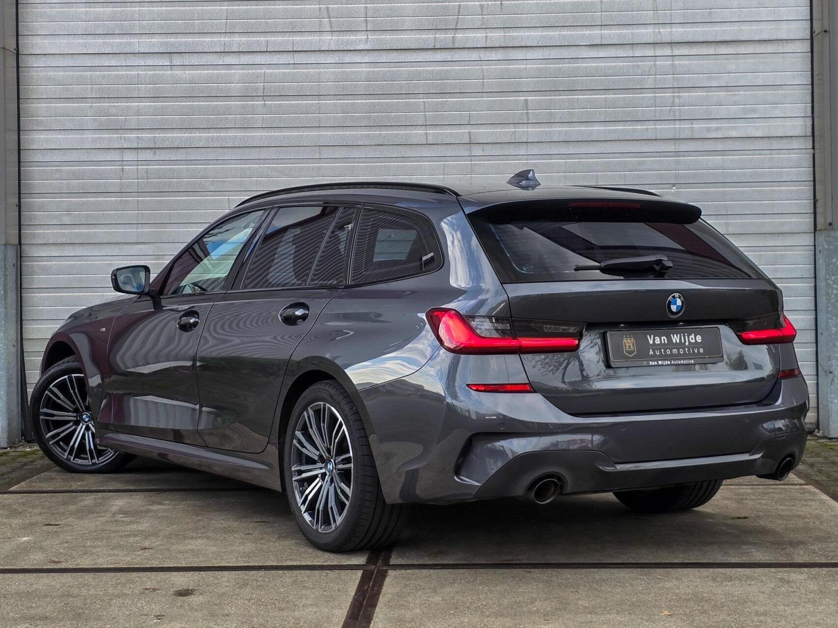 BMW 318i TOURING M-PAKKET|CRUISE|CARPLAY|STOELVERWARMING, Automaat, Achterwielaandrijving, Gebruikt, Met garantie (alle)