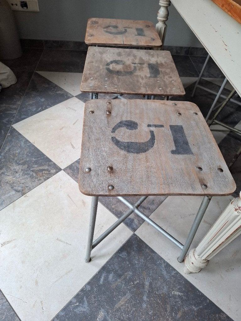 Set van 4 vintage industriele schoolkrukjes, Ophalen, Gebruikt, Hout