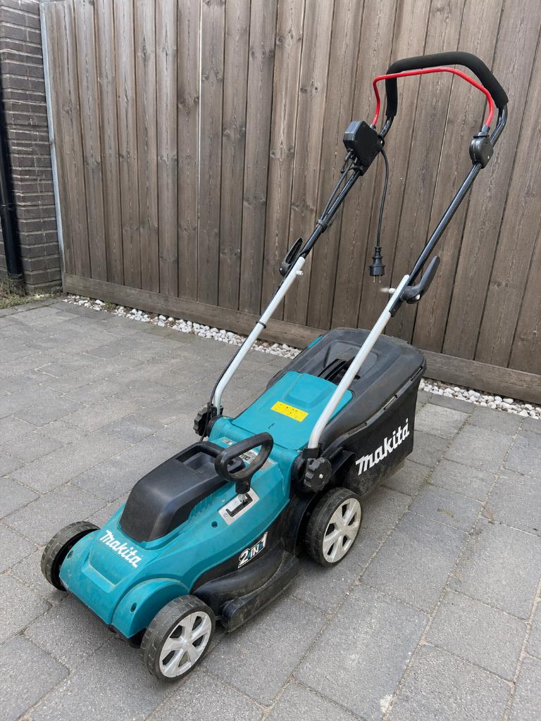 (Verhuur) Makita grasmaaier, Elektrische grasmaaier, Nieuw, Ophalen of Verzenden, Balkmaaier