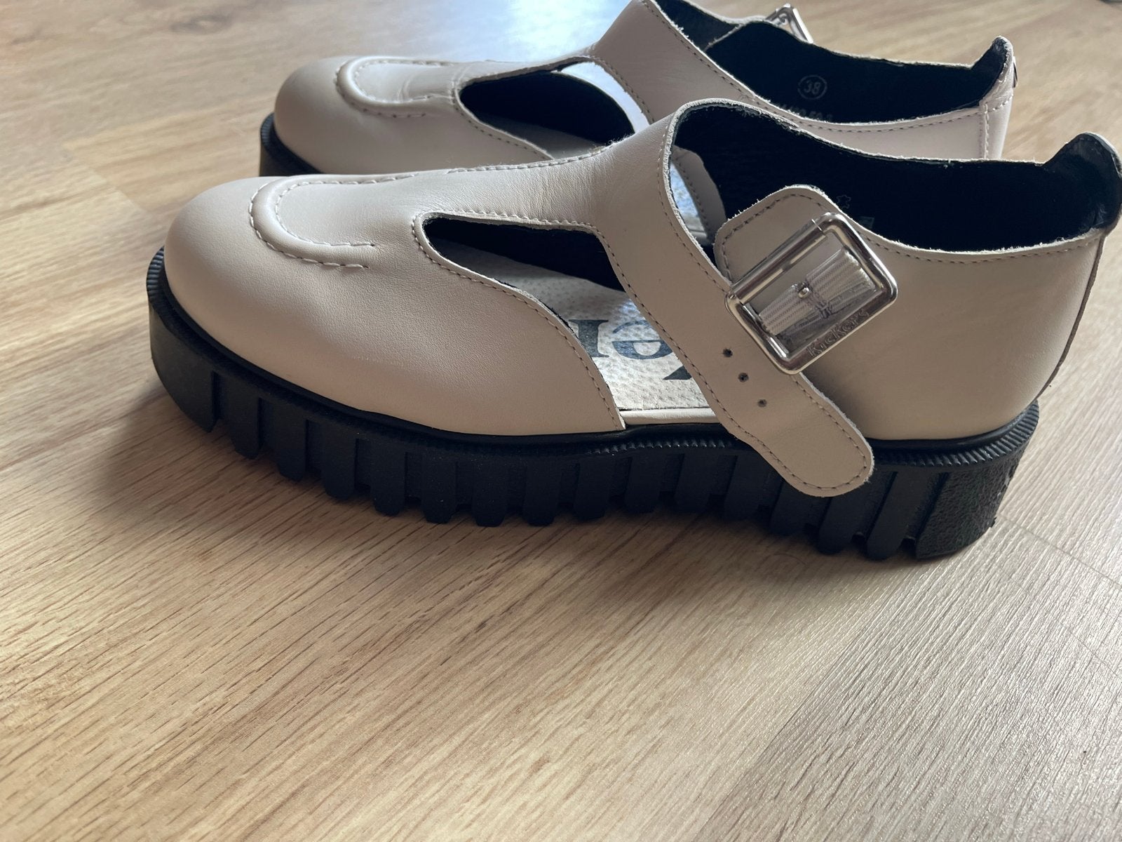 Kickers Mary Jane sandalen - Maat 38 - Zo goed als nieuw, Ophalen of Verzenden, Zo goed als nieuw, Wit, Sandalen of Muiltjes
