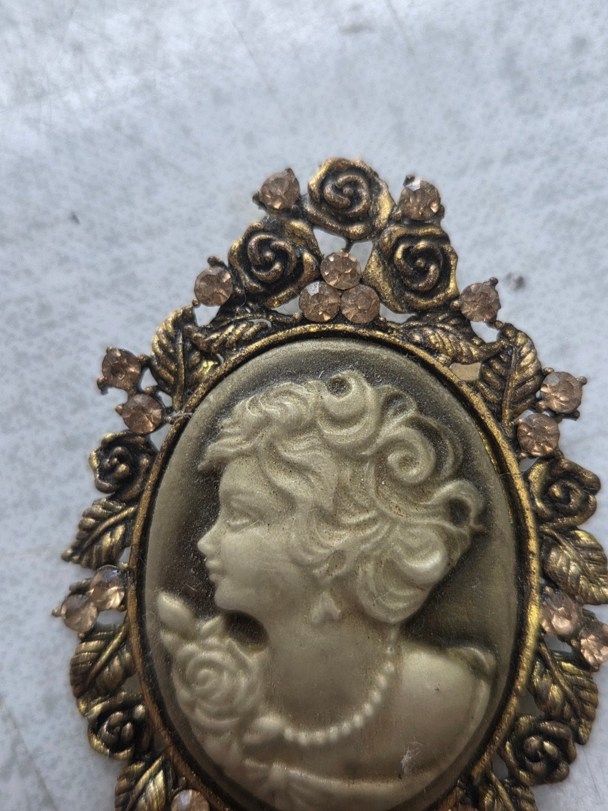 Vintage Camee Broche met Strass en Bloemmotief, Overige materialen, 4 tot 7 cm, Gebruikt, Ophalen of Verzenden