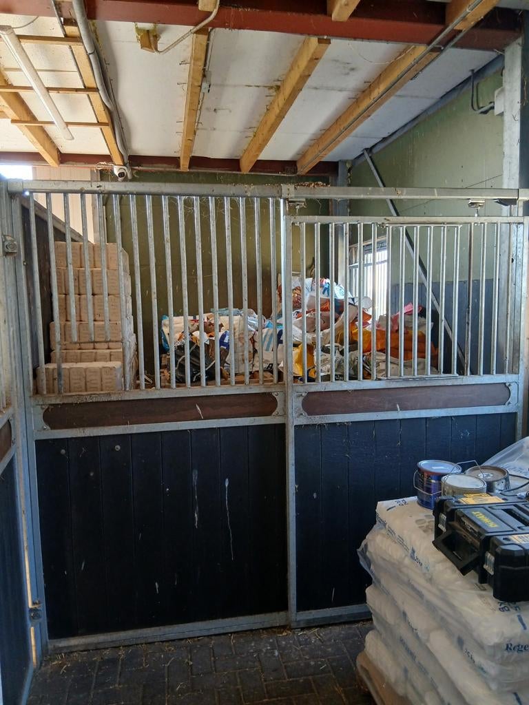 Voorwanden, tussenwanden en deur paardenstal