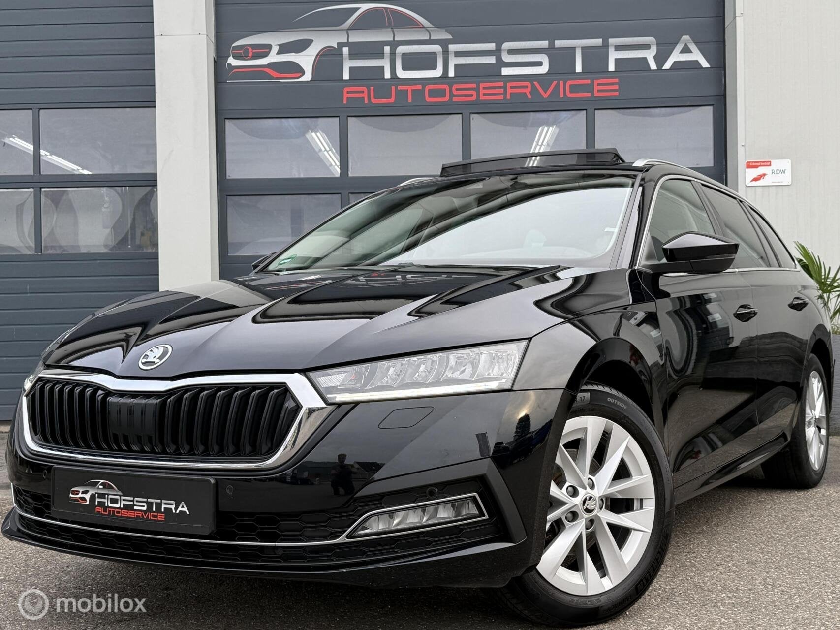 Skoda Octavia Combi 1.0 TSI Business Edition Plus Pano Trekh, Voorwielaandrijving, Gebruikt, Euro 6, Zwart