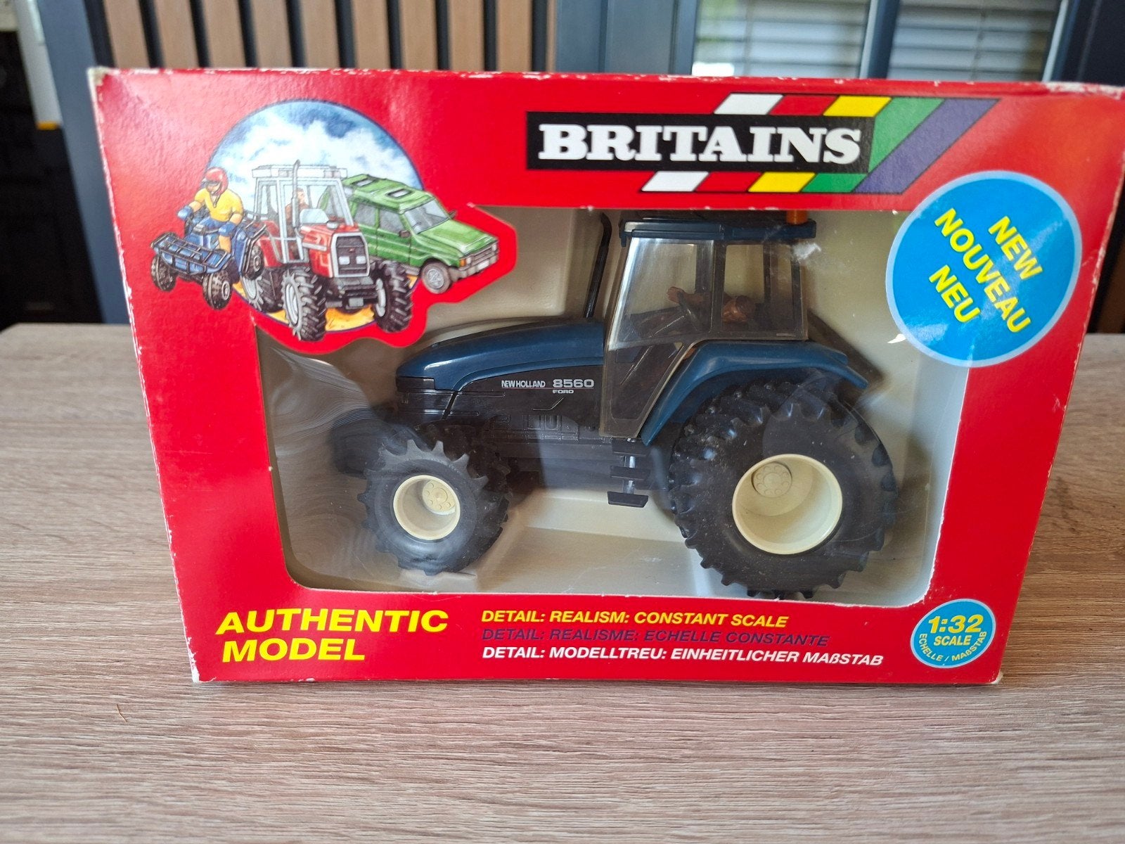 Britains New Holland 8560 Tractor met brede banden, Hobby en Vrije tijd, Modelauto's | 1:32, Tractor of Landbouw, Britains, Ophalen of Verzenden