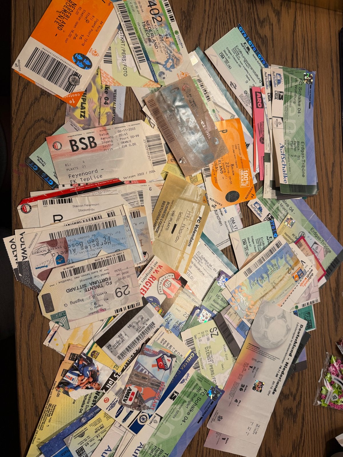 Grote partij oude voetbaltickets
