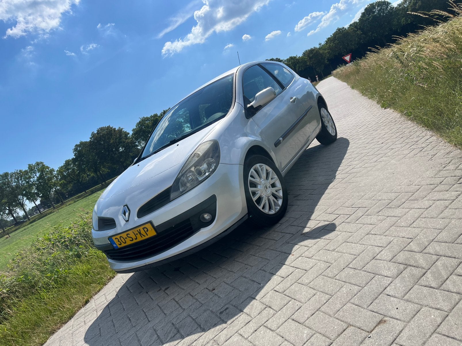Renault Clio 1.4 16V 72KW 3-DRS E4 2006 Grijs, Voorwielaandrijving, 4 cilinders, 49 €/maand, 1200 kg