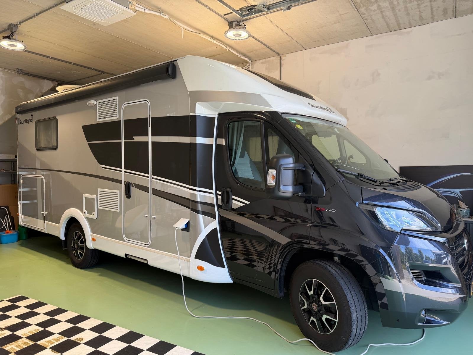 Sunlight T69L XV Ducato 2.3 140pk weinig km-perfecte staat, Achteruitrijcamera, Sunlight, Fiat, 7 tot 8 meter
