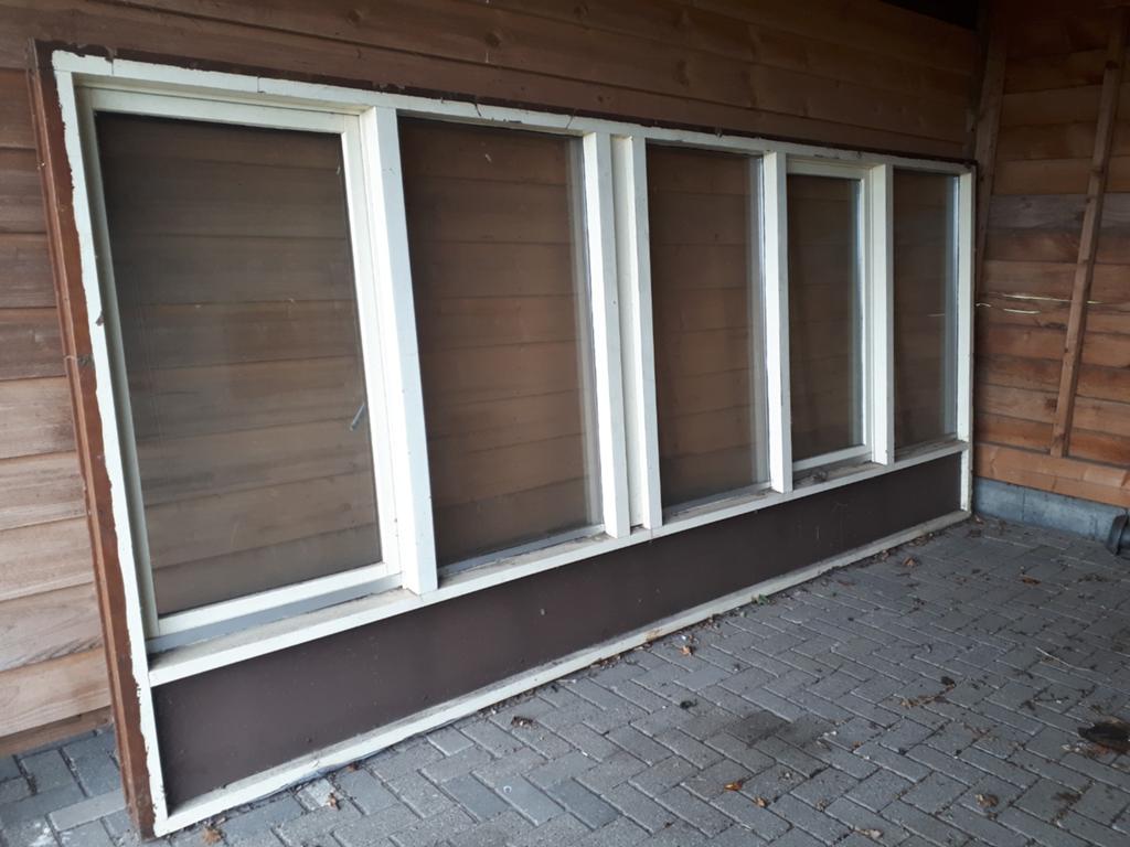Hardhouten kozijn met dubbel glas en twee draai-kiepramen, Doe-het-zelf en Verbouw, Glas en Ramen, Ophalen, Gevelraam of Ruit
