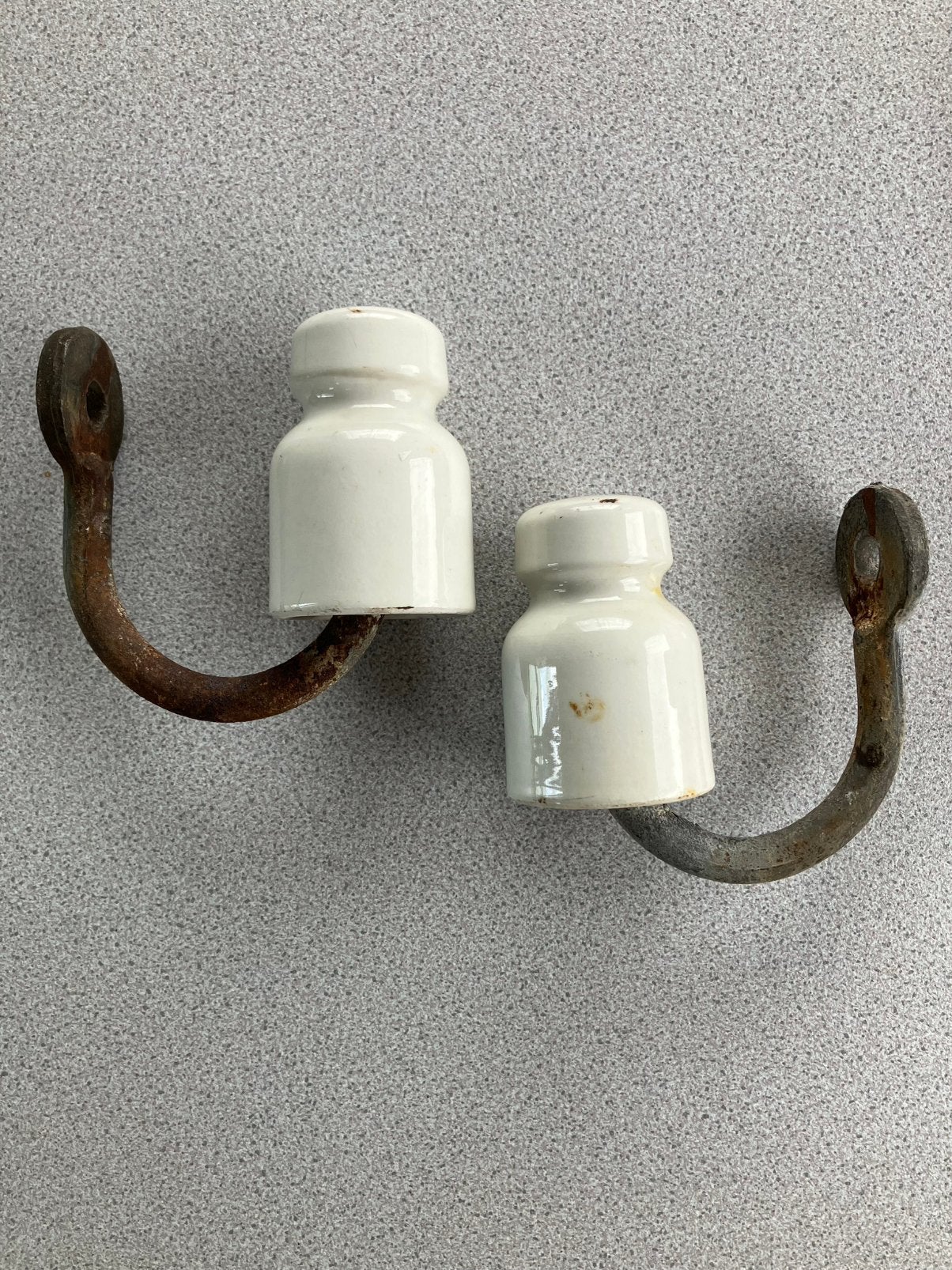 Vintage Porseleinen Isolator met IJzeren Beugel (1954), Ophalen of Verzenden