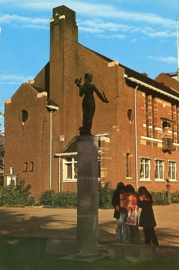 ZWIJNDRECHT Raadhuisplein met Monument 40-45, Verzamelen, Ansichtkaarten | Nederland, Ongelopen, Zuid-Holland, 1980 tot heden
