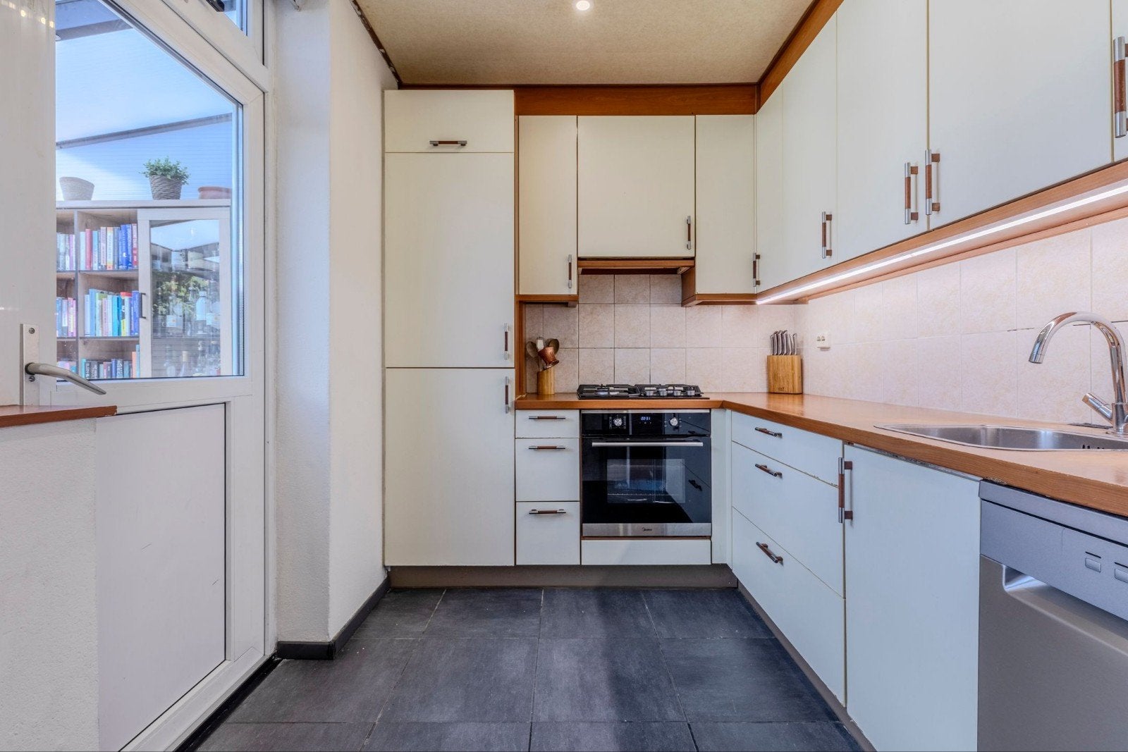Corner Kitchen with Appliances – Pickup September 2nd, Huis en Inrichting, Keuken | Complete keukens, Ophalen, Gebruikt, Wit, Hoekkeuken