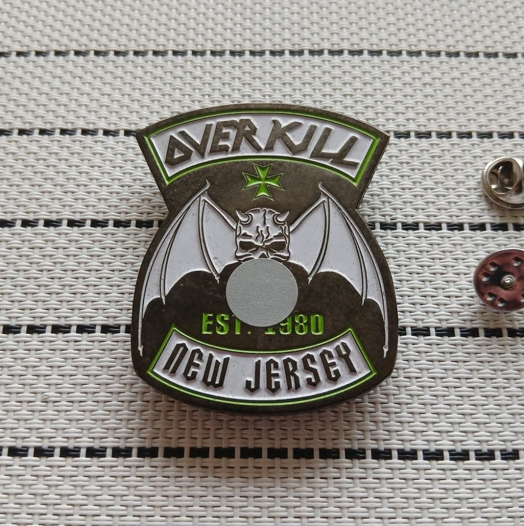 Overkill vrij  mooie nieuwe shaped pin badge speld nieuw n3, Ophalen of Verzenden, Nieuw, Overige typen