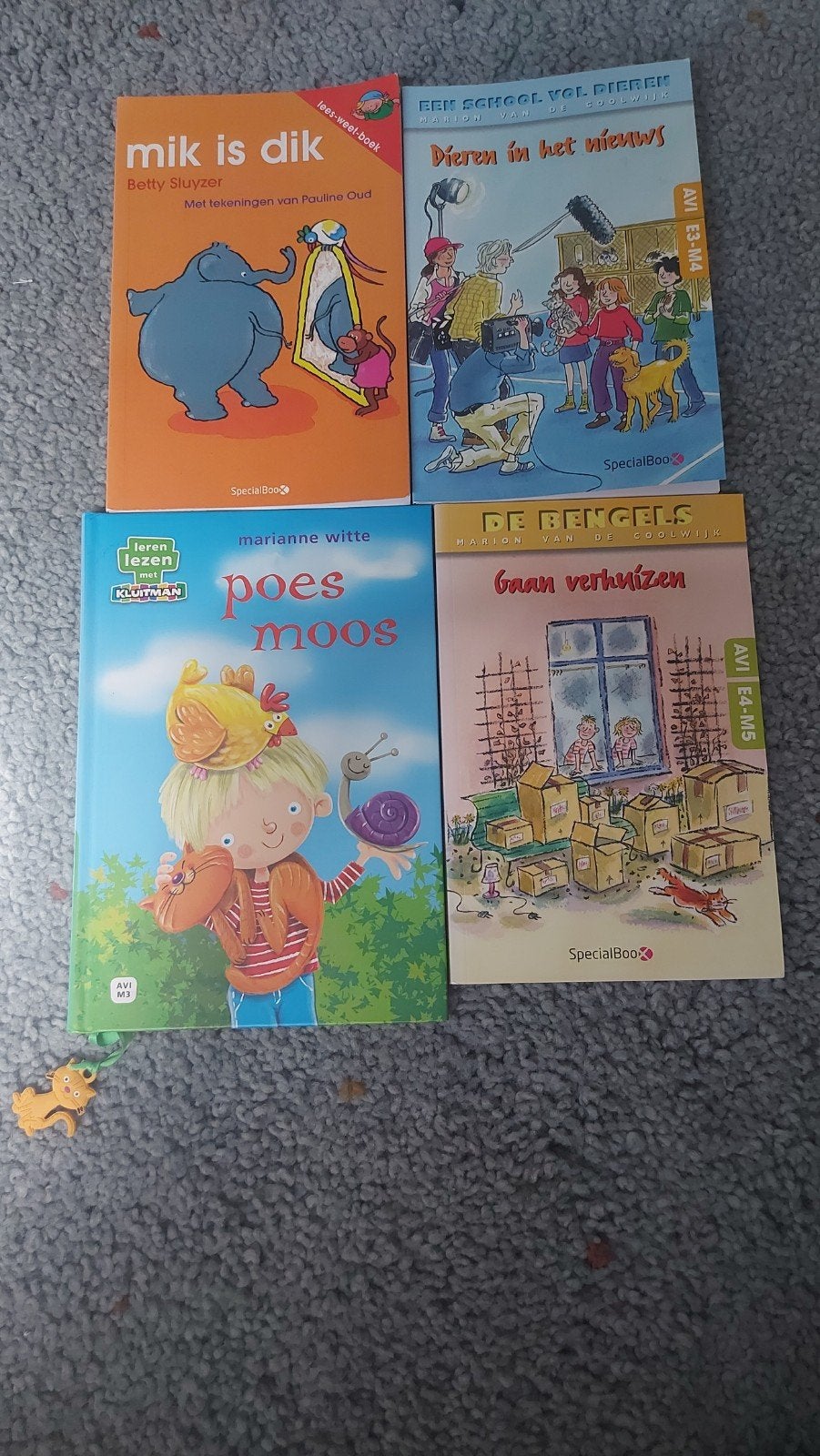 4 kinderboeken: Mik is Dik, Dieren in het nieuws, Poes Moos, Boeken, Ophalen of Verzenden, Gelezen, Diverse auteurs (o.a. Betty Sluyzer, Marianne Witte)
