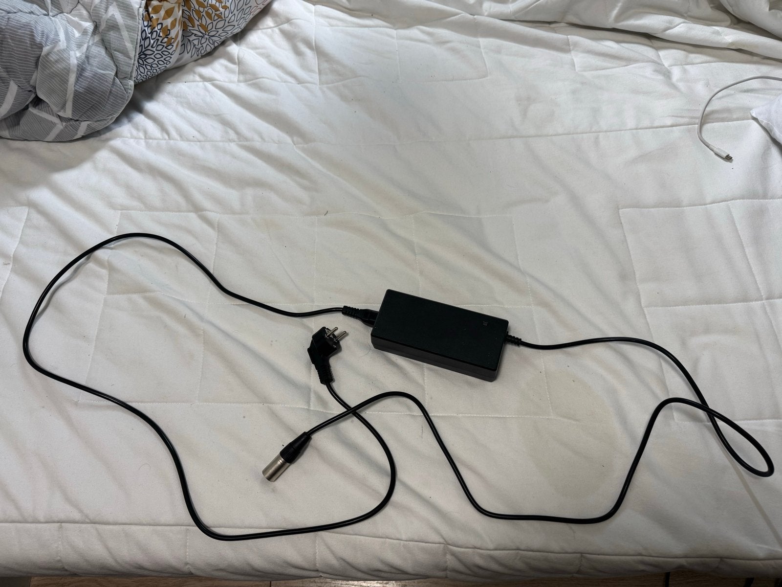 Zwarte oplader voor elektrische fietsen, met een kabel, Ophalen of Verzenden