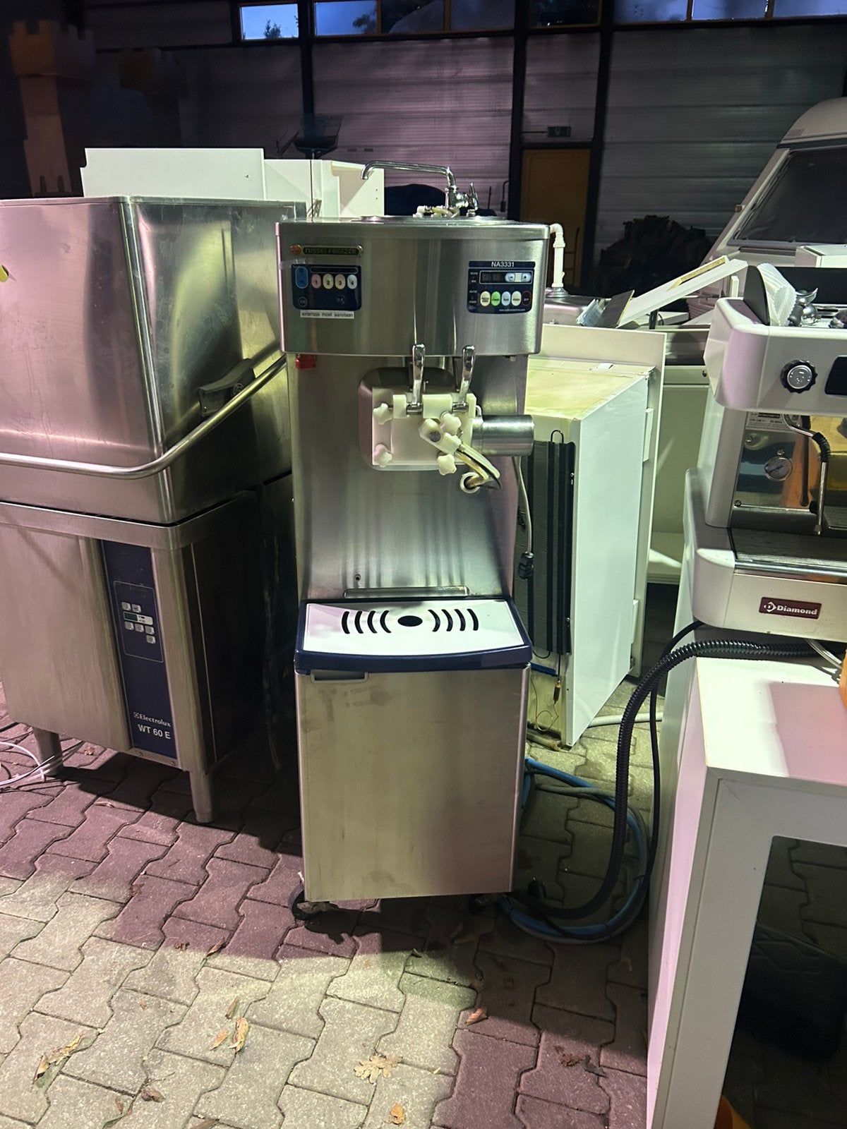Nissei Freezer NA3331 Softijsmachine met Spoelbak, Ophalen of Verzenden, Gebruikt, Koelen en Vriezen