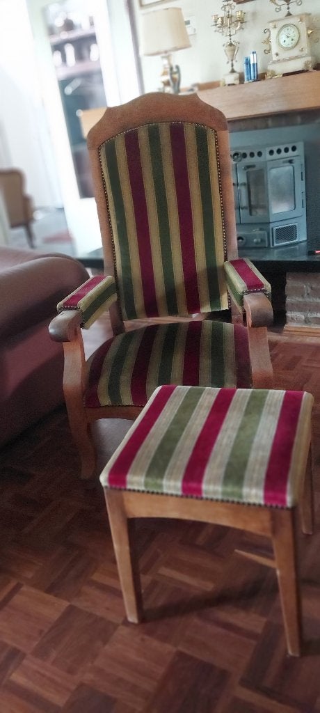 Klassieke antieke Voltaire fauteuil met bijpassende hocker, Ophalen