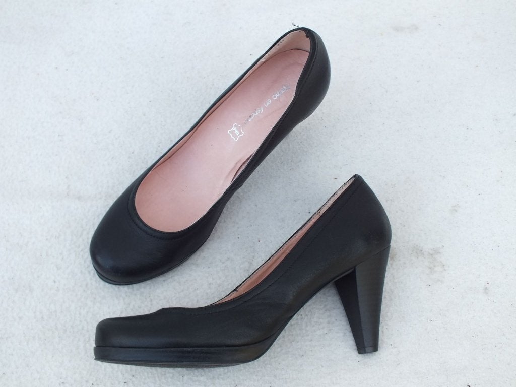 Mooie zwarte leren pumps. Mt 39. Merk Hecho en Espana, Kleding | Dames, Schoenen, Pumps, ., Zwart, Ophalen of Verzenden