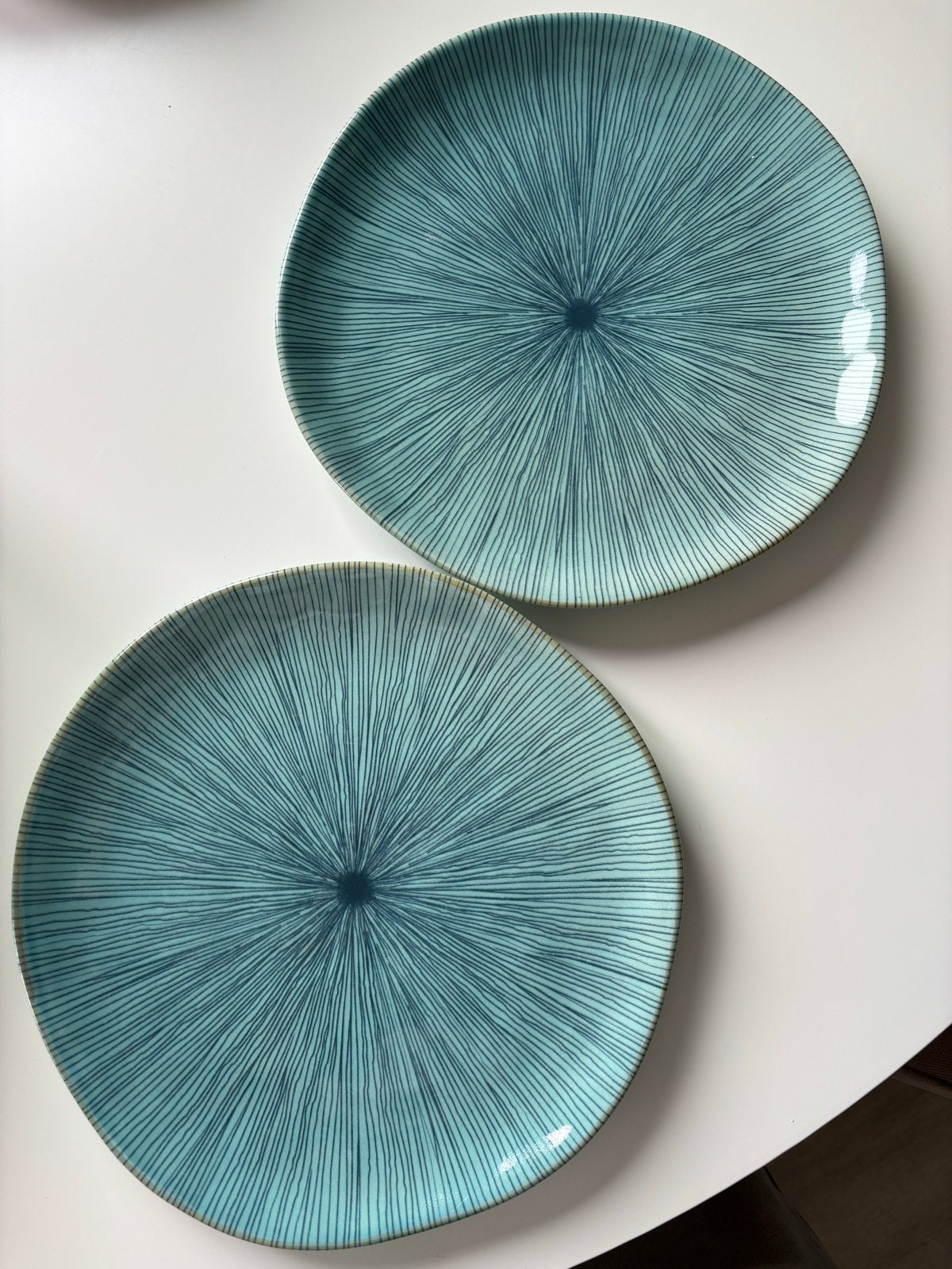 2 Turquoise borden met uniek lijnenspel, Ophalen of Verzenden, Zo goed als nieuw, Keramiek, Bord(en)