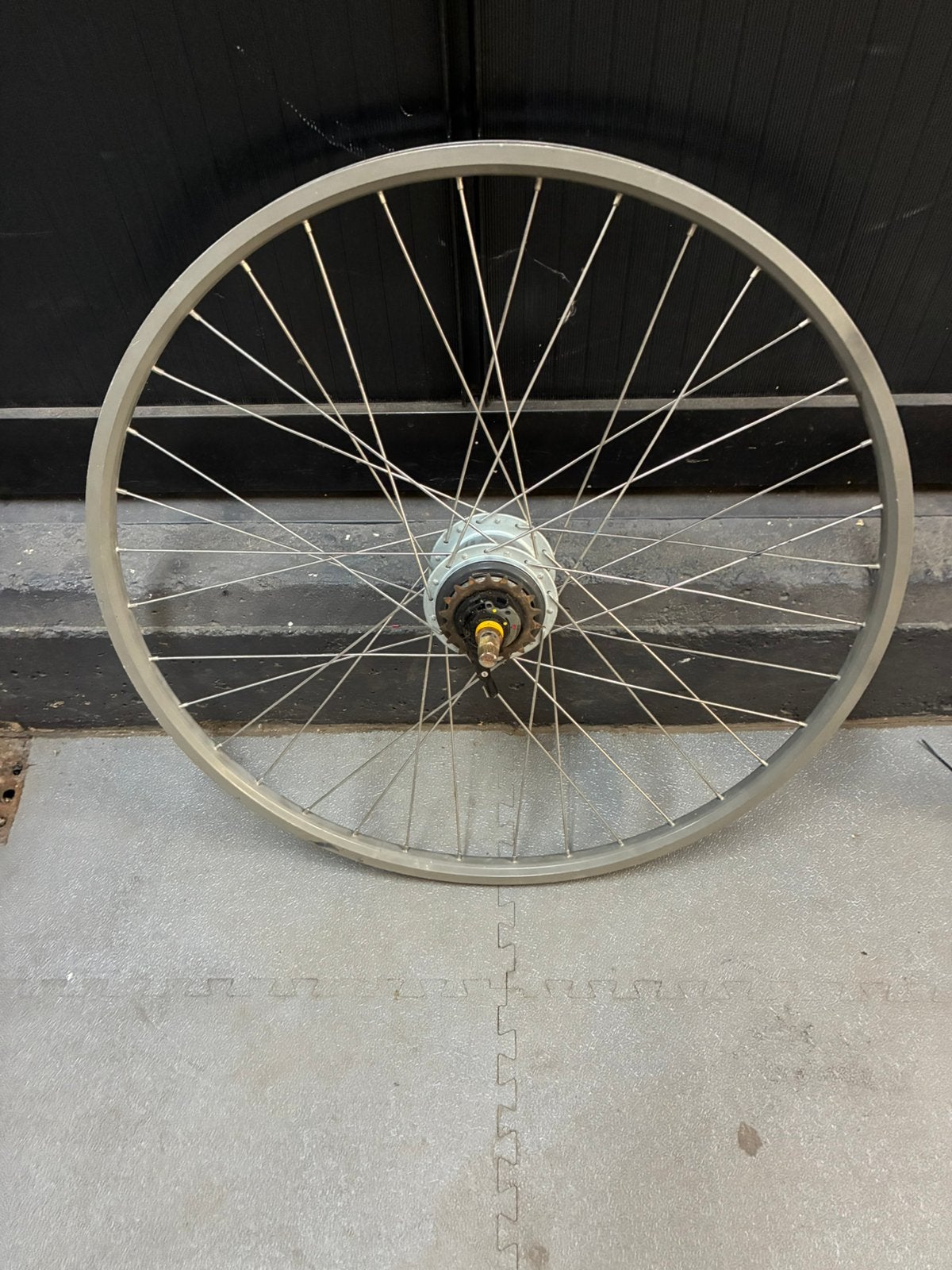 Achterwiel wiel 28 inch 8V, Ophalen, Zo goed als nieuw, Wiel