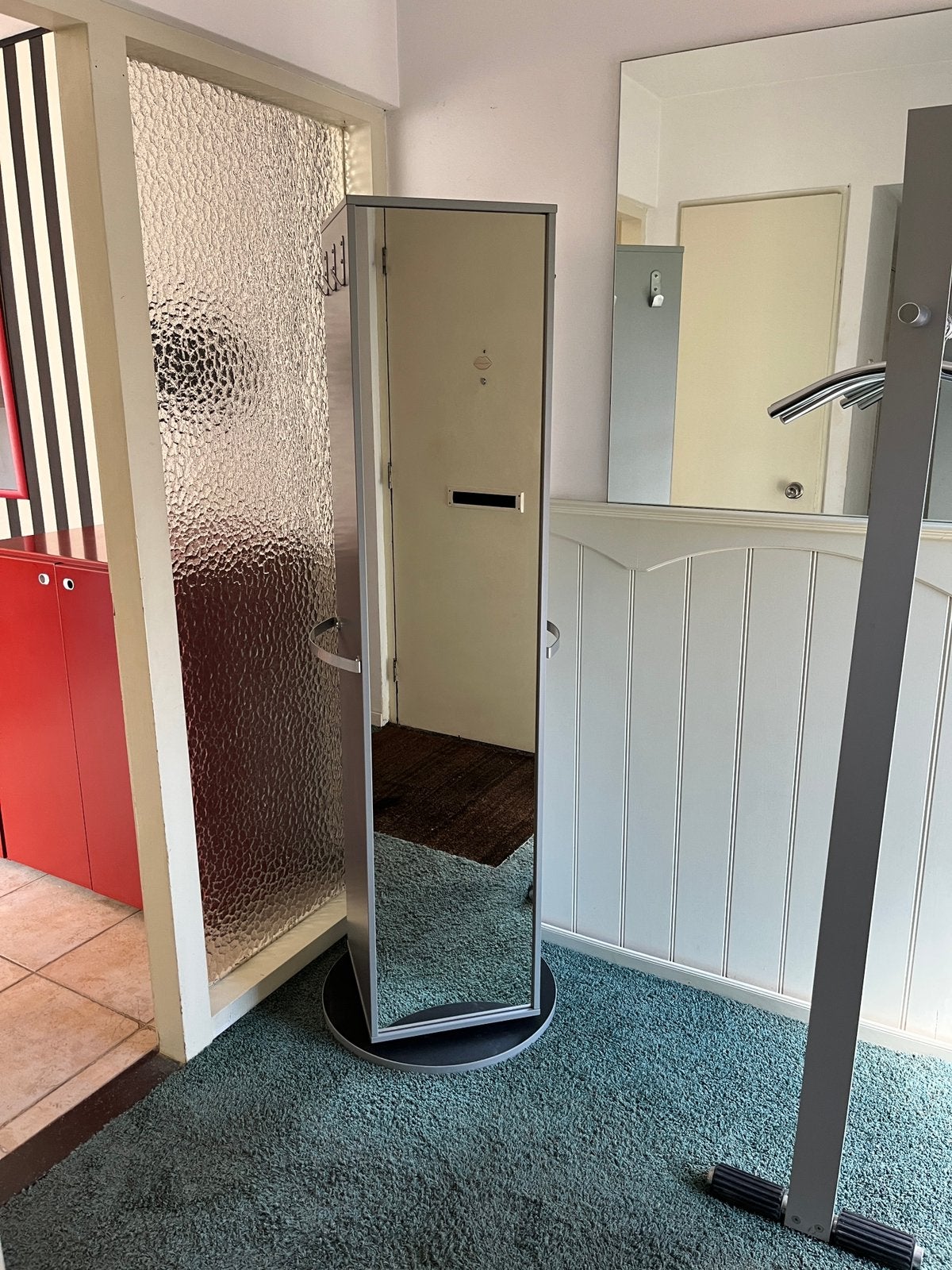 Mooie draaiende spiegelkast, Ophalen, (Half)hoge kast, Zo goed als nieuw, 150 tot 200 cm