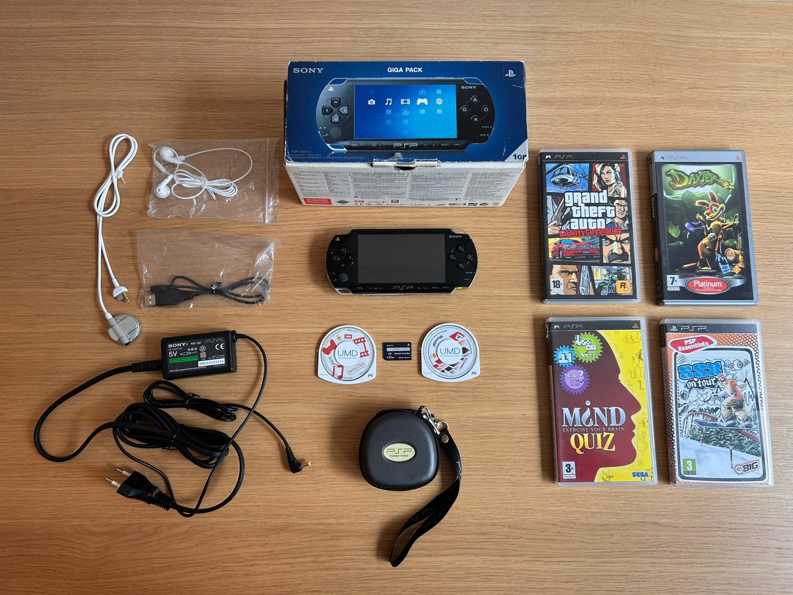 Sony PSP 1004 (Giga Pack) in Doos + 4 Games – CIB, Ophalen of Verzenden, Zo goed als nieuw, PSP, Met games