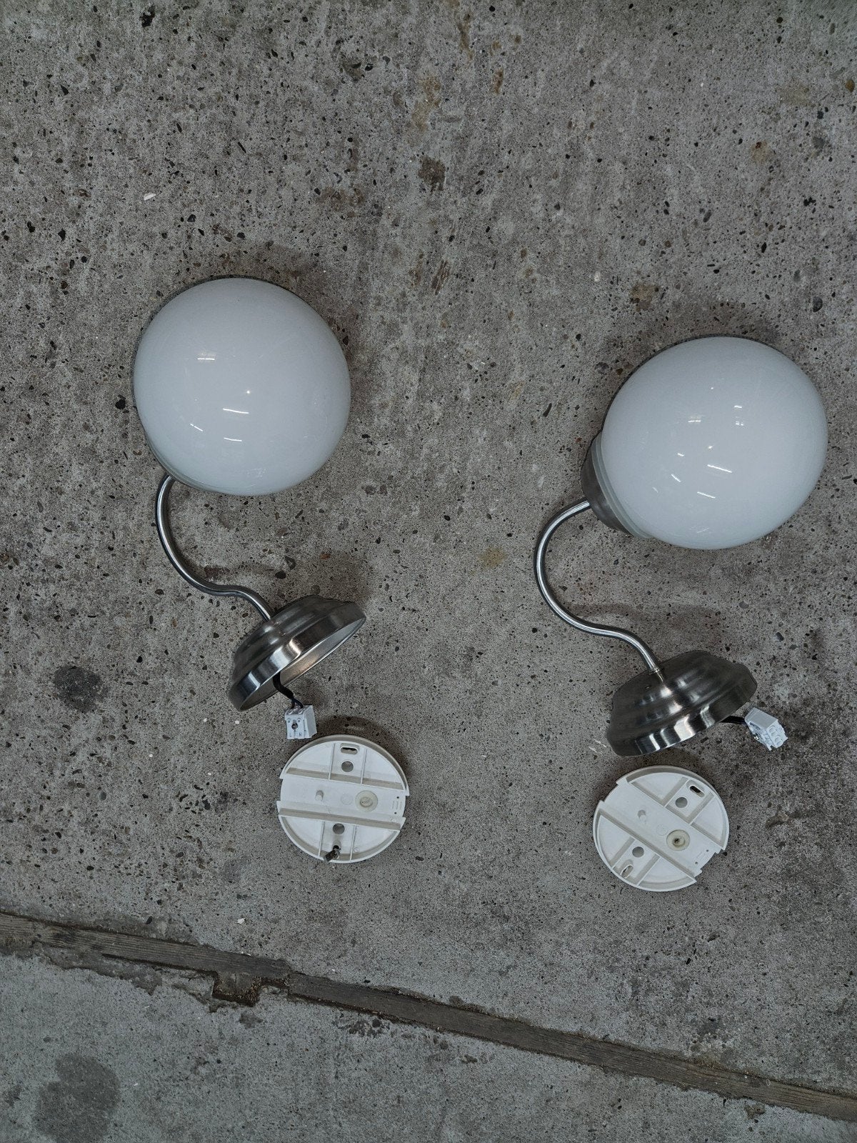 2 Spiegellampen / Wandlampen met Melkglas Bol, Gebruikt, Ophalen of Verzenden, Glas, Spiegellamp of Schilderijlamp