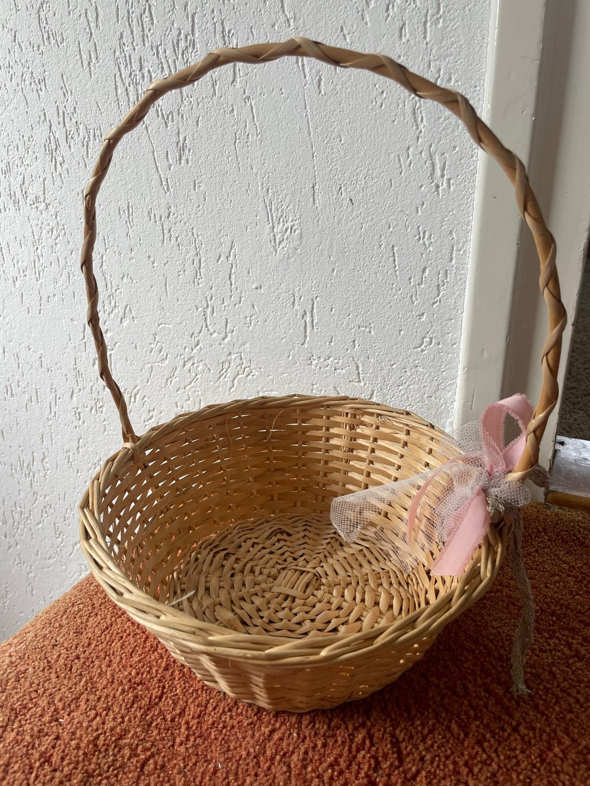 Decoratieve rieten mand met handvat en roze strik, Met handvatten, Gebruikt, Mand, Rond