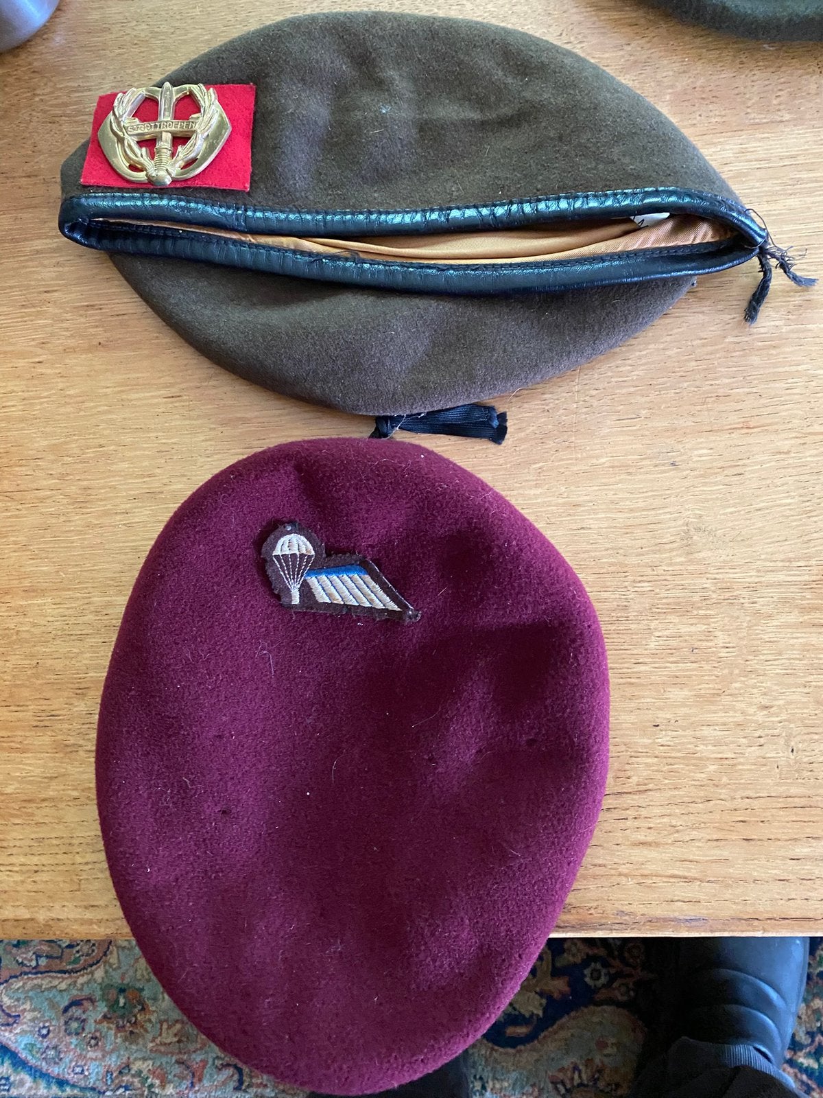 Aangeboden, Twee baretten (zie foto), Verzamelen, Ophalen of Verzenden