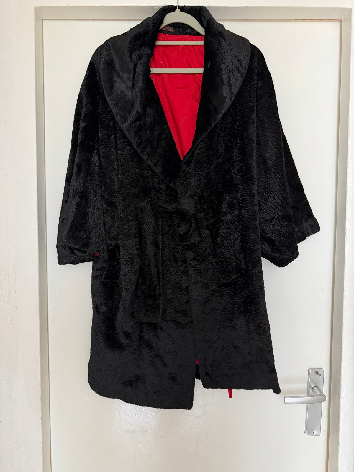 Vintage Bont Geschoren Cape met Rode Voering, Kleding | Dames, Ophalen of Verzenden, Gedragen, Maat 38/40 (M), Zwart