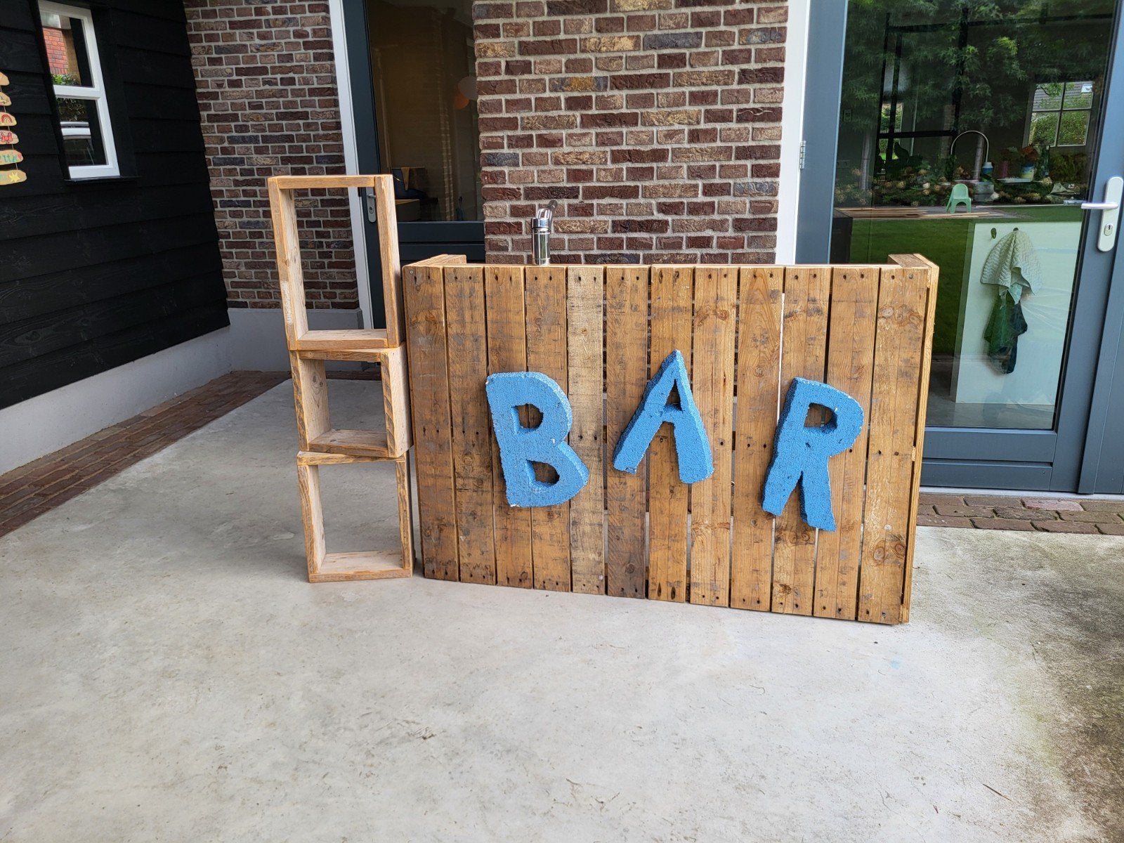 Leuk barretje voor tuinfeest, Ophalen