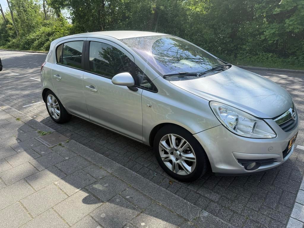 Opel Corsa 1.2 16V Airco Cosmo 5d 2010 Grijs, Auto's, Voorwielaandrijving, 4 cilinders, 1229 cc, 49 €/maand