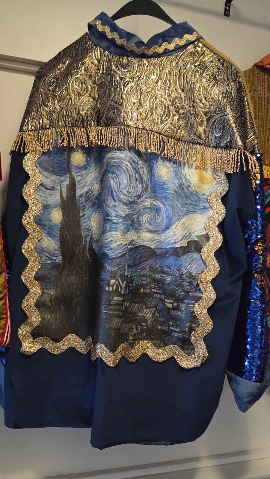 Unieke Carnavalsjas met Van Gogh thema en pailletten, Carnaval, Maat 42/44 (L), Nieuw, Ophalen of Verzenden