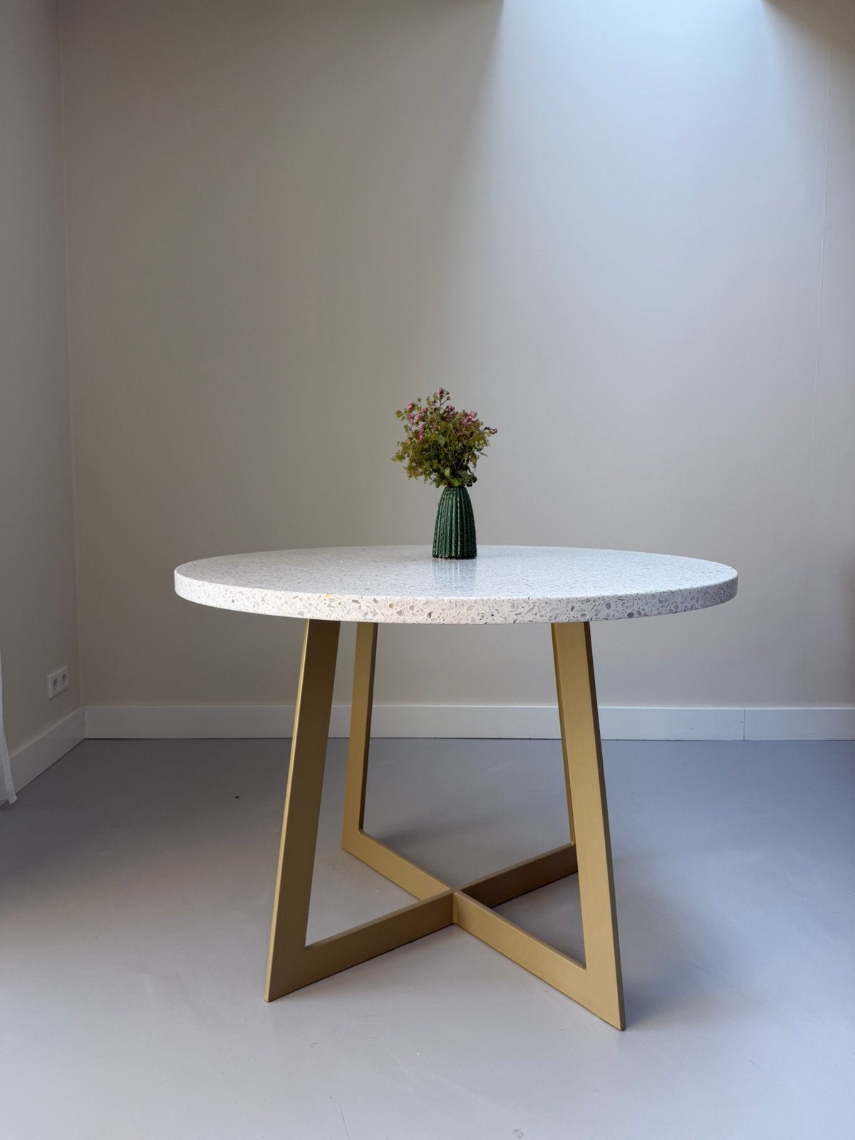 Ronde Terrazzo eettafel met Gouden Poot - 110 cm, Huis en Inrichting, Ophalen, Gebruikt, 100 tot 150 cm, Rond