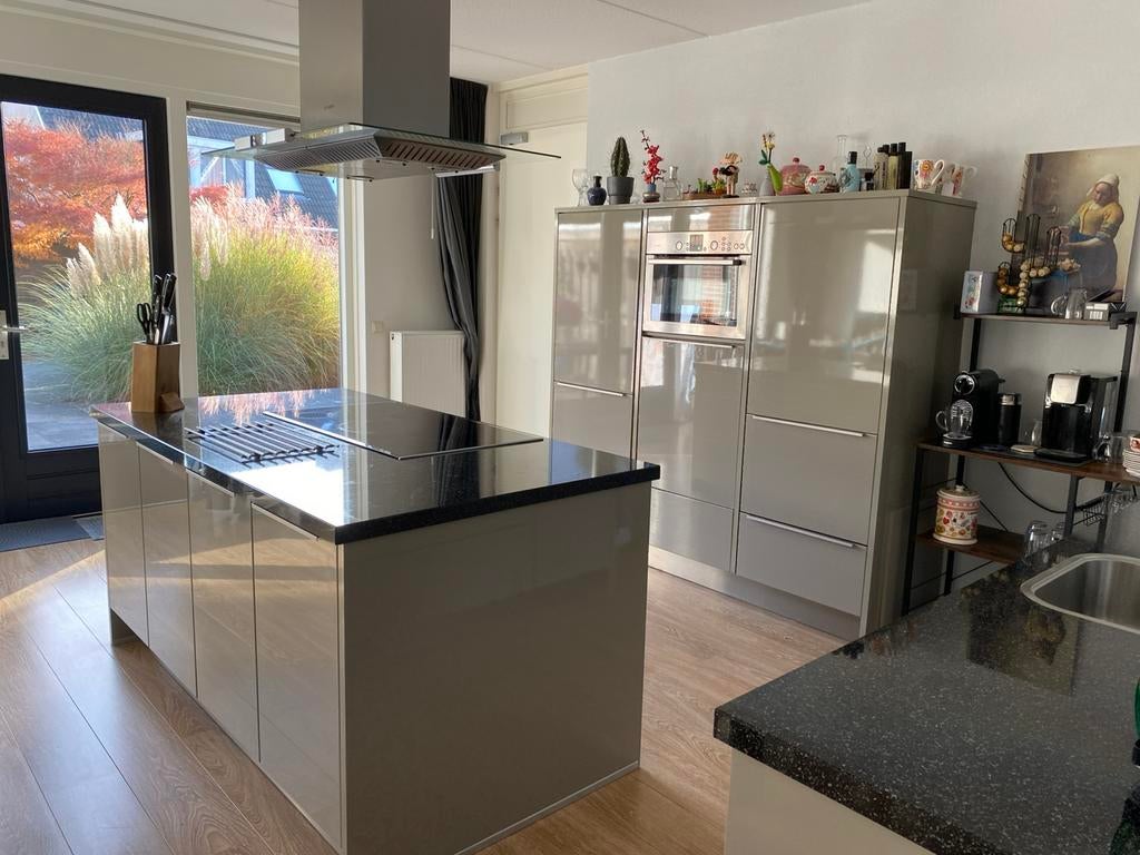 Muisgrijze Rotpunkt eilandkeuken met Bosch apparatuur, Ophalen, Gebruikt, Graniet of Steen, Hoekkeuken