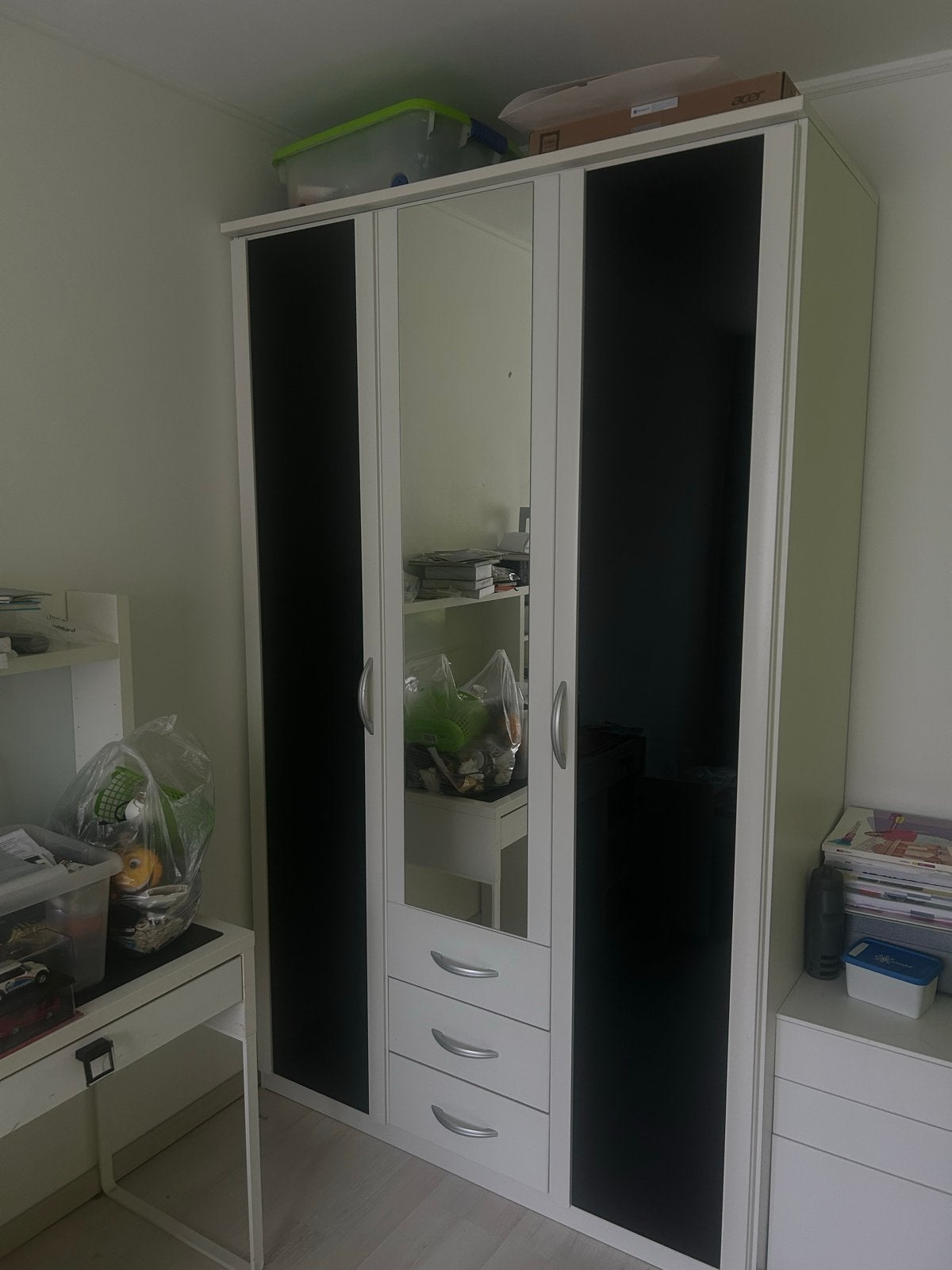 Kledingkast met spiegel en lades, 100 tot 150 cm, Ophalen of Verzenden, Zo goed als nieuw, Met lade(s)
